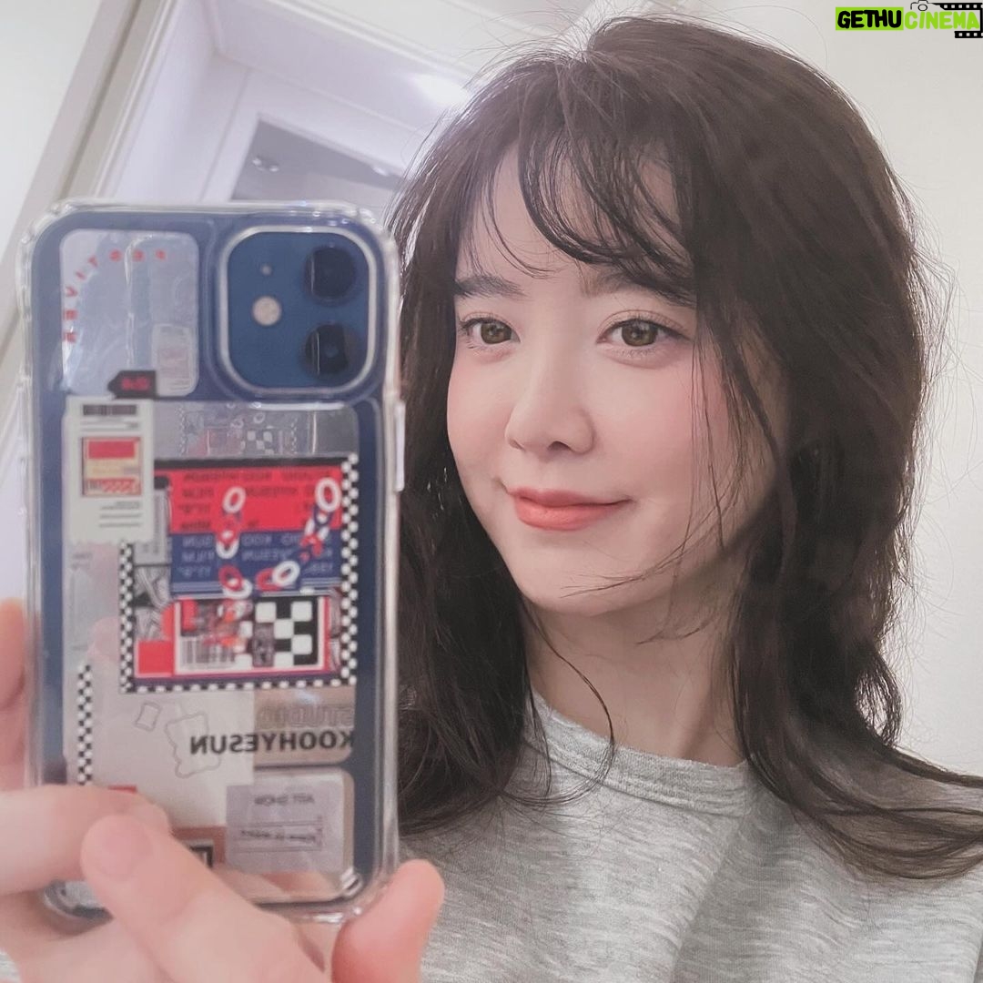 Koo Hye-sun Instagram - 여러분. 오랜만이여요! 저의 작품을 담은 모바일 컬렉션을 런칭하게 되었어요. ♥️수익금은 노인복지를 위해 기부 할 예정이고 또 나눌 예정이여요.♥️ 많은 관심 부탁드려요. (👉프로필 상단 링크 걸어두었어요.) *구혜선x위아트x페스티버의 협업 컬렉션은 3월 15일부터 페슈티버 공식 스토어와 무신사를 통해 만나볼 수 있습니다. @festiver_official @weart.kr #페스티버 #festiver #위아트.