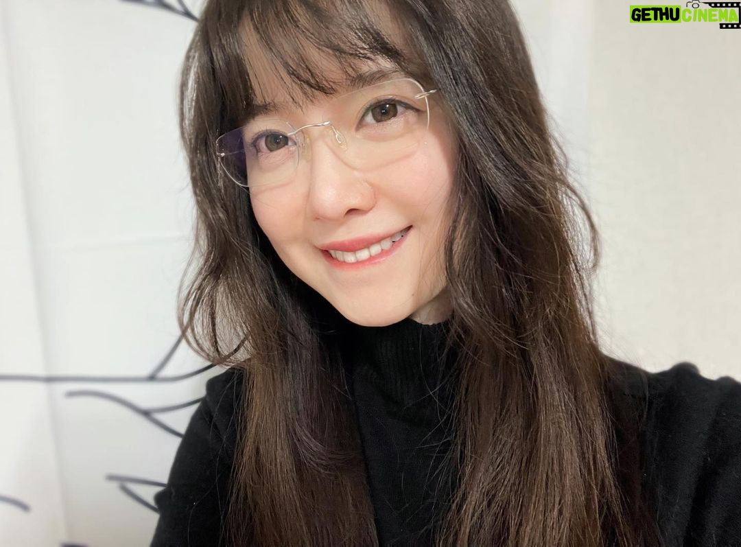 Koo Hye-sun Instagram - 방송 재밌게 보셨나요? 저는 편집하느라 밤샘하고 있는데요. 아침 일찍 수업이 있어서 조금 자려고요...zzZ 아참! 안경을 바꿨어요! ㅎ___ㅎ;;;(최애 아이템♥️)