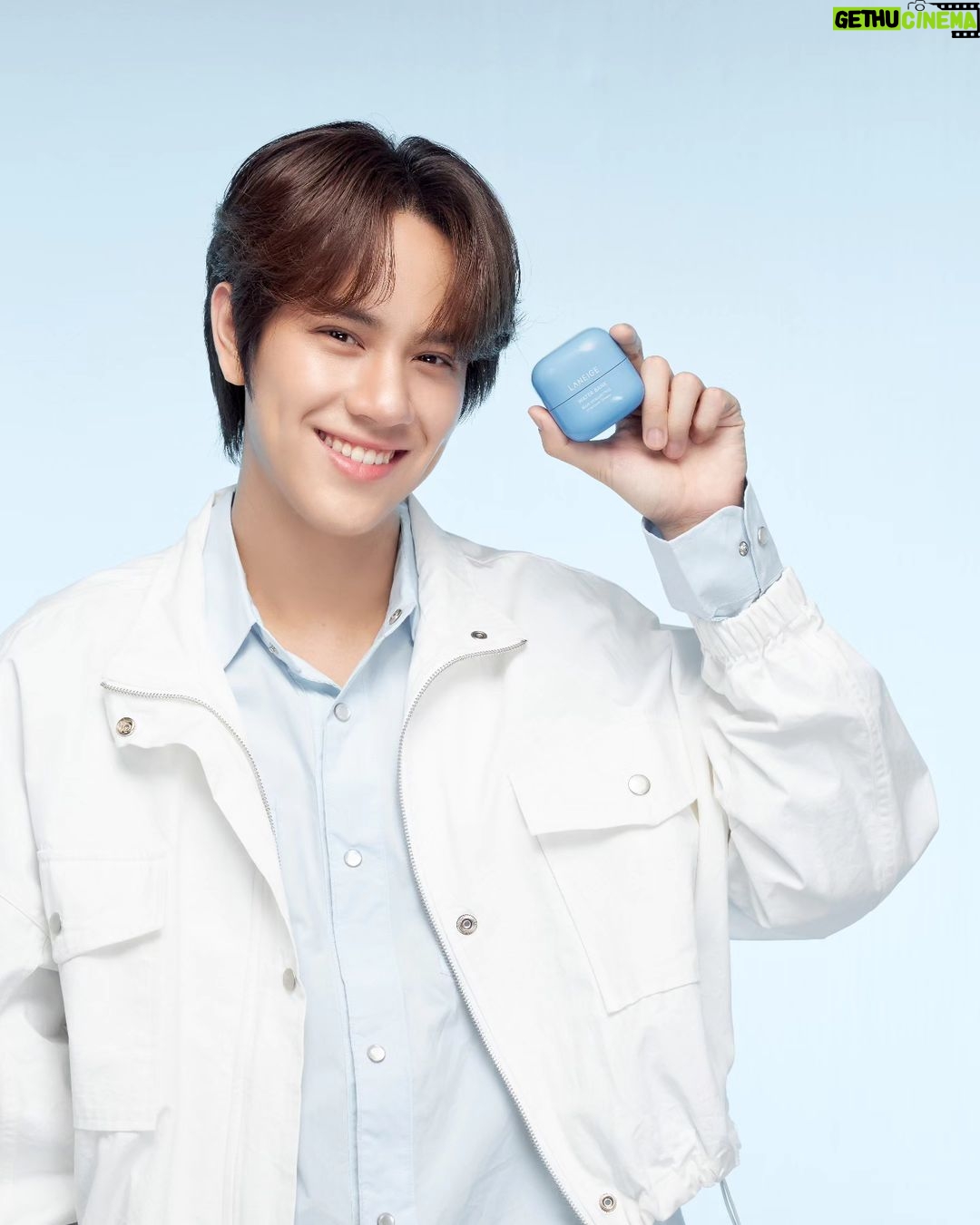 Korapat Kirdpan Instagram - NEW Water Bank Intensive Cream 💙💦 สูตรใหม่สำหรับผิวแห้งมาก เนื้อบาล์ม - ครีมเข้มข้น ตัวช่วยเติมความชุ่มชื้นล้ำลึก แต่ไม่รู้สึกเหนียวเหนอะหนะ ช่วยปกป้องผิวจากอาการระคายเคืองจากอาการคันและผิวแห้งเป็นขุย #LANEIGExNANON #laneigethailand #waterbankintensivecream