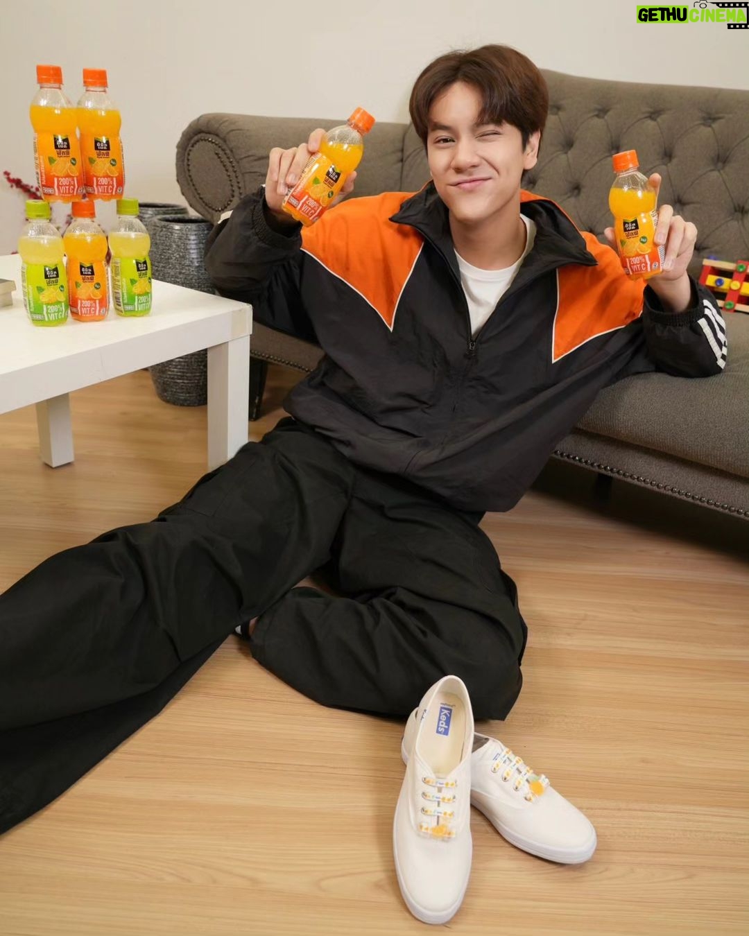 Korapat Kirdpan Instagram - อย่าปล่อยให้ชีวิตต้องเฉา มาเพิ่มสีสันความสดชื่นกันหน่อย 🤩 กับ Lazada Live "MinuteMaid" พร้อม Keds ✨🍊 ที่ยกความสดใส มีชีวิตชีวา มารวมกันที่นี่แล้ว รอบนี้เรามากับ แพ็ค"มินิทเมด" และ รองเท้า Keds design ส้มแบบพิเศษๆ เพียง 200 คู่ในโลกเท่านั้น! 🧡เตรียมวอร์มนิ้วรอได้เลยยย เพราะไลฟ์นี้มีกิจกรรมเยอะม้ากกก และที่สำคัญเค้ามีแจกของรางวัลสุด Exclusive ด้วย! ขอแอบสปอยด์หน่อยละกัน มีทั้ง 🪄โปรโมชั่นลดแรงสุดในรอบปีจากทาง "มินิทเมด" 🪄กระเป๋าผ้า Special Limited จากทางแบรนด์ 🪄Polaroid พร้อมลายเซ็น 10 ใบ 📍15 สิงหาคมนี้ เวลา 19.30 เป็นต้นไป ในช่องทาง LazLive บนแอปลาซาด้า รับประกันความสนุก และความฮาจากพวกเราได้เลย แล้วอย่าลืมมาเจอผมกันนะครับบ ! #ThanksMinuteMaid #เติมชีวิตให้มีชีวา #มินิทเมดพัลพิวิตซี200 #MinuteMaidxNanon #MinuteMaidxMark #KedsMinuteMaid