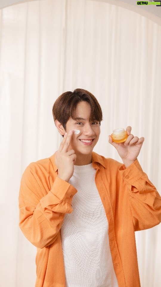 Korapat Kirdpan Instagram - 🧡✨ LANEIGE: Glow & Grow Together ✨🧡 เมื่อเพื่อนวัยเด็กกลับมารวมตัวกันอีกครั้ง แต่มีเพื่อนคนหนึ่ง ดูไม่สนิทกันเหมือนเดิม อะไรที่ทำให้เพื่อนคนนี้เปลี่ยนไป มาดูกัน! #LaneigeThailand #LANEIGExNanonNamtanJan #RadianCDoubleEssence #RadianCCream