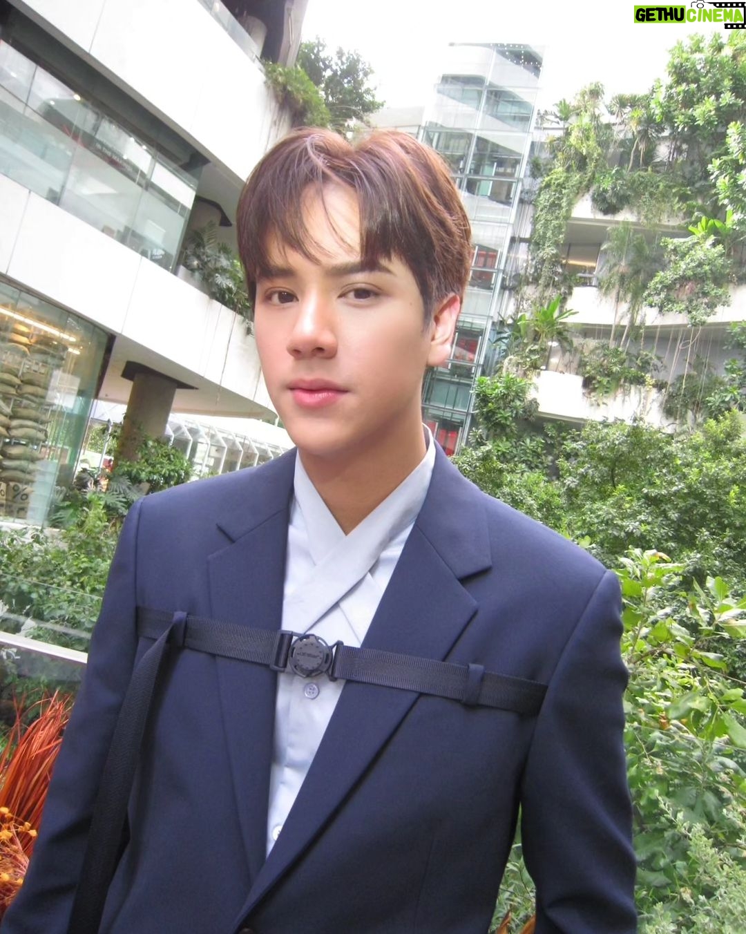 Korapat Kirdpan Instagram - 🌌🪐 Me in @off____white 💙 #OffWhite #OffWhiteBangkok @EMPORIUM_EMQUARTIER #EMFASHIONICON : THE FALL/WINTER ISSUE 2023 อัพเดตเทรนด์แฟชั่นล่าสุดและไอเท็มเด็ดประจำฤดูกาล Fall/Winter 2023 จากแบรนด์แฟชั่นชั้นนำระดับโลก ที่ The Emporium และ The EmQuartier #TheFallWinterIssue2023 #Emporium #EmQuartier