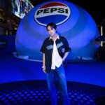 Korapat Kirdpan Instagram – มาซ่าาา ให้สุดแบบนี้ ที่งาน PEPSI INTO THE NEW ERA 💙🖤

เปิดสู่โลกใหม่ของเป๊ปซี่ พร้อมโลโก้ใหม่และประสบการณ์ใหม่ที่ IMMERSIVE GLOBE ใหญ่ยักษ์กลางลานเซ็นทรัลเวิลด์ แสง สี เสียง คือที่สุด! ได้ยินว่ายังมี Exclusive Mini concert ที่จะจัดใน globe อีกด้วย ติดตามการจองได้ที่เพจ @PepsiThai ได้เลย 

จัดแค่ 8 วันเท่านั้น !
ตั้งแต่ 25 กุมภาพันธ์ – 3 มีนาคม 2567 ณ ลานเซ็นทรัลเวิลด์ จองบัตรผ่าน LINE @Pepsi ฟรี! ไม่มีค่าใช้จ่าย 

#PEPSIINTOTHENEWERA 
#เป๊ปซี่ซ่าหน่อยมั้ย