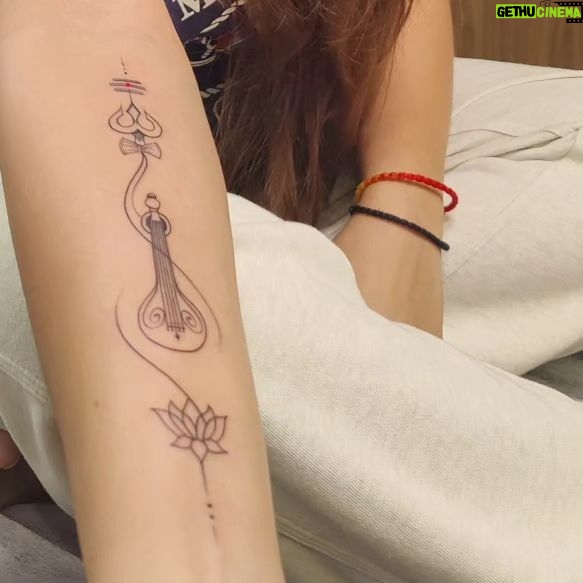 Kratika Sengar Instagram - And it's done, my first tattoo, dedicated to Mahadev, Maa Saraswati and Maa Lakshmi.. Thank you @devendrapalav21 for translating what I wanted so beautifully. Thank you @alienstattooindia and @sunnybhanushali for a great experience. #harharmahadevॐ