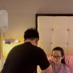 Kris Aquino Instagram – Inamin ko na malayo sa okay ang kalusugan ko… pero ginagawa pa rin namin ang lahat ng kakayanin sa ngayon, para makatulong sa kapwa. 

Simple ang dahilan ko, hindi nyo kami iniwan nung kami ang nangangailangan… i am just reciprocating in the way i am at present able to, the LOVE, SUPPORT, KINDNESS, COMPASSION, and LOYALTY many Filipinos have given me and my family, especially now that many need assistance. Lahat ng napangakuan, ginagawan ng paraan na matupad bago mag January 25, birthday in heaven ng mom ko. 

Isang request lang po, please don’t scold my nurse for not wearing gloves during our IV insertion- ako po ang nag request na tanggalin na nya kasi naubusan na ko ng veins for the IV line, fragile & weak kasi ang mga ugat ko. Whether doctor or nurse, inaabot minsan ng 8 attempts to get the line successfully in. 

Mahaba pa ang laban ko to strengthen my body & heal my broken heart… BUT from childhood i already knew, for me weakness could never be an option… especially NOW because i have kuya josh & bimb who still need me to love, care, and provide for them. Para sa dalawang pinakamamahal ko, hindi ako susuko. 💛

P.S. to protect the privacy of the very thoughtful friends who sent me flowers, balloons, fruits, home cooked food, Rosaries, prayer books, ice cream, and so much more i am refraining from any gratitude posts. To all, please know how much your thoughtfulness & gestures of caring especially your messages and hand written cards have uplifted me.  At least now i know sino ang totoong nagmamahal at maaasahan, at sino ang makasarili at fake lang pala. (Hindi po yung ex fiancé ang pinatatamaan, kung sya pinangalanan ko na lang.)