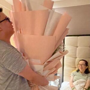 Kris Aquino Instagram - Inamin ko na malayo sa okay ang kalusugan ko… pero ginagawa pa rin namin ang lahat ng kakayanin sa ngayon, para makatulong sa kapwa. 

Simple ang dahilan ko, hindi nyo kami iniwan nung kami ang nangangailangan… i am just reciprocating in the way i am at present able to, the LOVE, SUPPORT, KINDNESS, COMPASSION, and LOYALTY many Filipinos have given me and my family, especially now that many need assistance. Lahat ng napangakuan, ginagawan ng paraan na matupad bago mag January 25, birthday in heaven ng mom ko. 

Isang request lang po, please don’t scold my nurse for not wearing gloves during our IV insertion- ako po ang nag request na tanggalin na nya kasi naubusan na ko ng veins for the IV line, fragile & weak kasi ang mga ugat ko. Whether doctor or nurse, inaabot minsan ng 8 attempts to get the line successfully in. 

Mahaba pa ang laban ko to strengthen my body & heal my broken heart… BUT from childhood i already knew, for me weakness could never be an option… especially NOW because i have kuya josh & bimb who still need me to love, care, and provide for them. Para sa dalawang pinakamamahal ko, hindi ako susuko. 💛

P.S. to protect the privacy of the very thoughtful friends who sent me flowers, balloons, fruits, home cooked food, Rosaries, prayer books, ice cream, and so much more i am refraining from any gratitude posts. To all, please know how much your thoughtfulness & gestures of caring especially your messages and hand written cards have uplifted me.  At least now i know sino ang totoong nagmamahal at maaasahan, at sino ang makasarili at fake lang pala. (Hindi po yung ex fiancé ang pinatatamaan, kung sya pinangalanan ko na lang.)