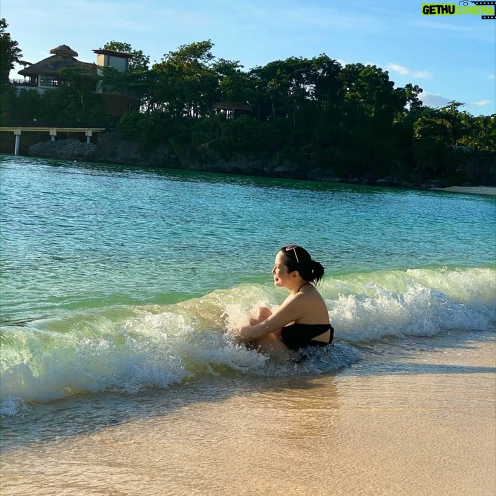 Kris Aquino Instagram - where happiness comes in waves... don’t be afraid to be where you feel most ALIVE. 🤍🤍🤍🌈 Boracay