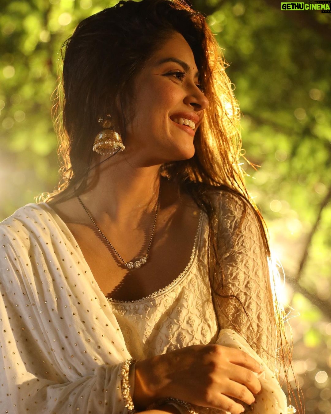 Krishna Mukherjee Instagram - बोहोत सारी बातें है दिल में मेरे ❤️ कहो तो बता दु अब।