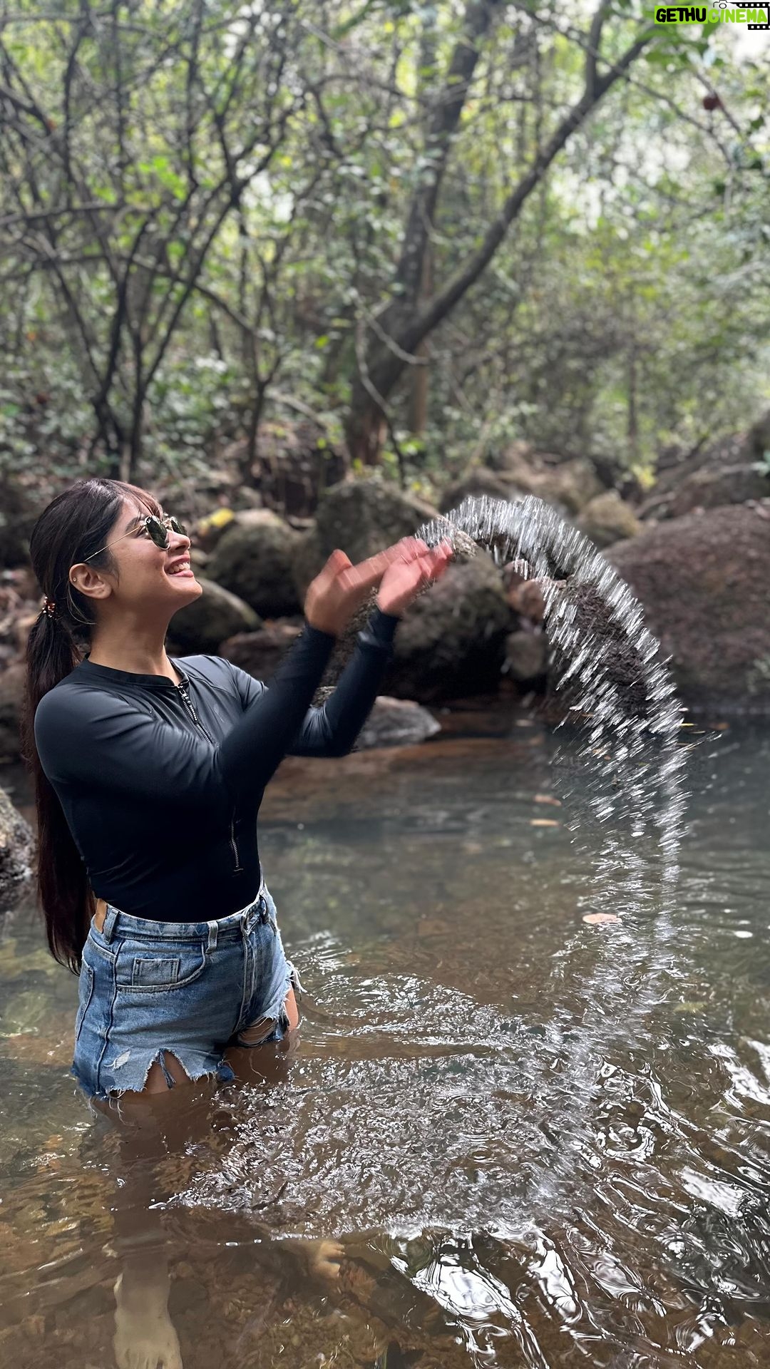 Krishna Mukherjee Instagram - I know my worth I know I shine So I’m gonna protect my energy all the time I know I’m gold I know I’m divine So I’m gonna protect my energy all the time. Thank you @dr_linosca07 @lenoxdias @afro_head_lino for this wonderful time.You guys are Amazing ♥️ love you and see you all soon🥂😘 #2024 South Goa,india