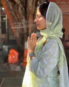 Krishna Mukherjee Instagram - Om Sai Ram 🙏🏻🌹 Outfitby- @bunaai 🌹 Shirdi-SaiBaba