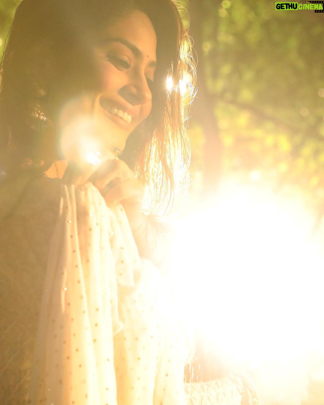Krishna Mukherjee Instagram - बोहोत सारी बातें है दिल में मेरे ❤️ कहो तो बता दु अब।