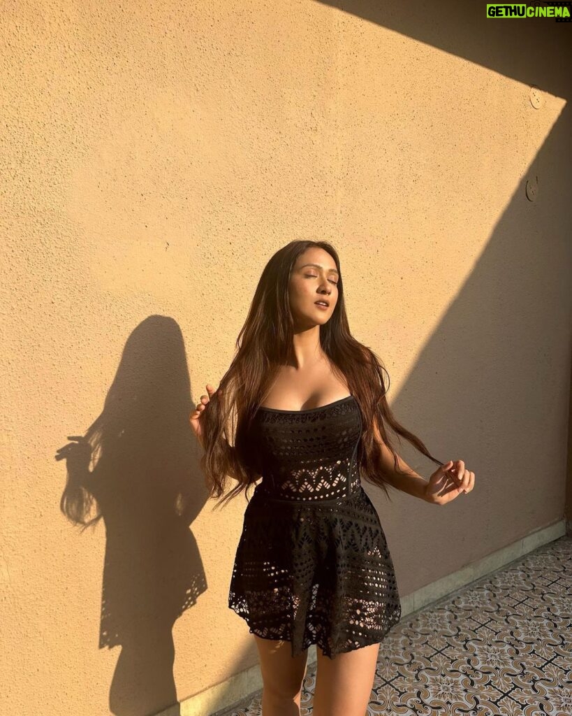 Krissann Barretto Instagram - It’s like I’m 3 different people 🤣♥️ #picture #picoftheday #outfit #ootd #fit #look #insta #instagood #instadaily #instagram #girl #black #sunkissed #golden #blessed #grateful #thankyou