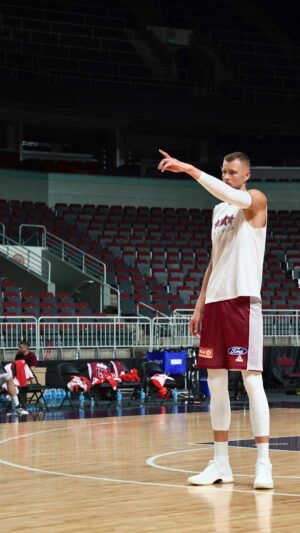 Kristaps Porziņģis Instagram - step by step 🧃 @itswater885 @gamepatch_sports