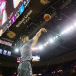 Kristaps Porziņģis Instagram - getting some shots up before the game 🏀 #gottakeepgrinding #KP6 🔶🔷