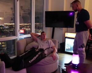 Kristaps Porziņģis Instagram - Recovery day at home with @ntrecovery 🙌🏼