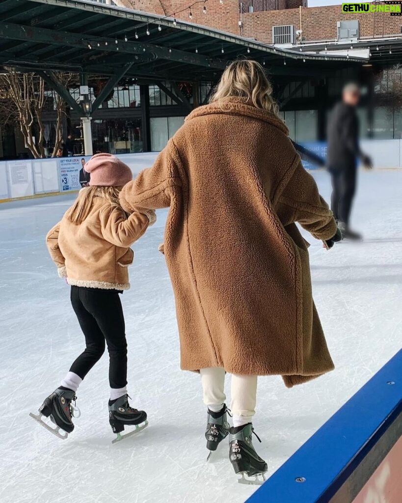Kristin Cavallari Instagram - Well shoot, wish I included this in the last carousel post but my mom just sent it to me sooo here’s me and Say baby ice skating today Chattanooga, Tennessee