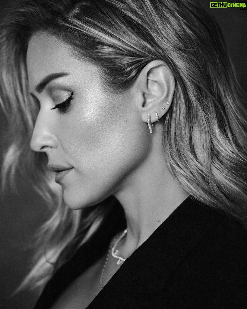 Kristin Cavallari Instagram - Our biggest sale of the year is still going on @uncommonjames || Up to 50% off jewelry, 30% off @uncommonbeauty and 30% off home