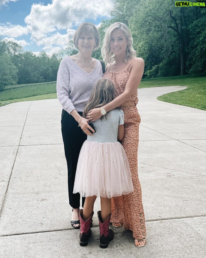 Kristin Cavallari Instagram - 3 generations of the ladies. I learned how to be a mom from my mama and for that I am very grateful. Don’t know what I would do without her. Happy Mother’s Day to all the amazing moms out there 💕