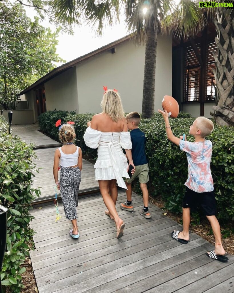 Kristin Cavallari Instagram - We love our lil modern family. ❤️🤍💙 Providenciales, Turks And Caicos Islands