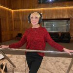Kristina Orbakayte Instagram - ОзвучАние (озвучивание) фильма в святая святых-тон студии «Мосфильма», в первый раз я попала сюда в 11 лет с «Чучело», а дальше и с многими любимыми ролями! Продолжаю создавать образы)) 🎞️ #кристинаорбакайте #кино Киноконцерн "Мосфильм"