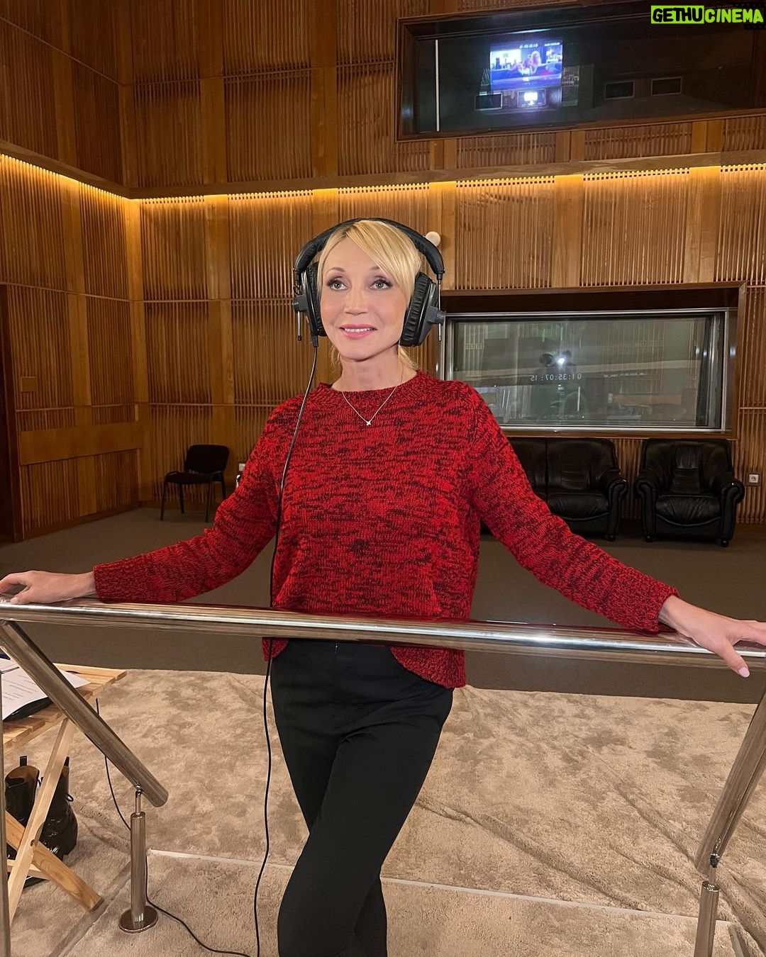 Kristina Orbakayte Instagram - ОзвучАние (озвучивание) фильма в святая святых-тон студии «Мосфильма», в первый раз я попала сюда в 11 лет с «Чучело», а дальше и с многими любимыми ролями! Продолжаю создавать образы)) 🎞️ #кристинаорбакайте #кино Киноконцерн "Мосфильм"