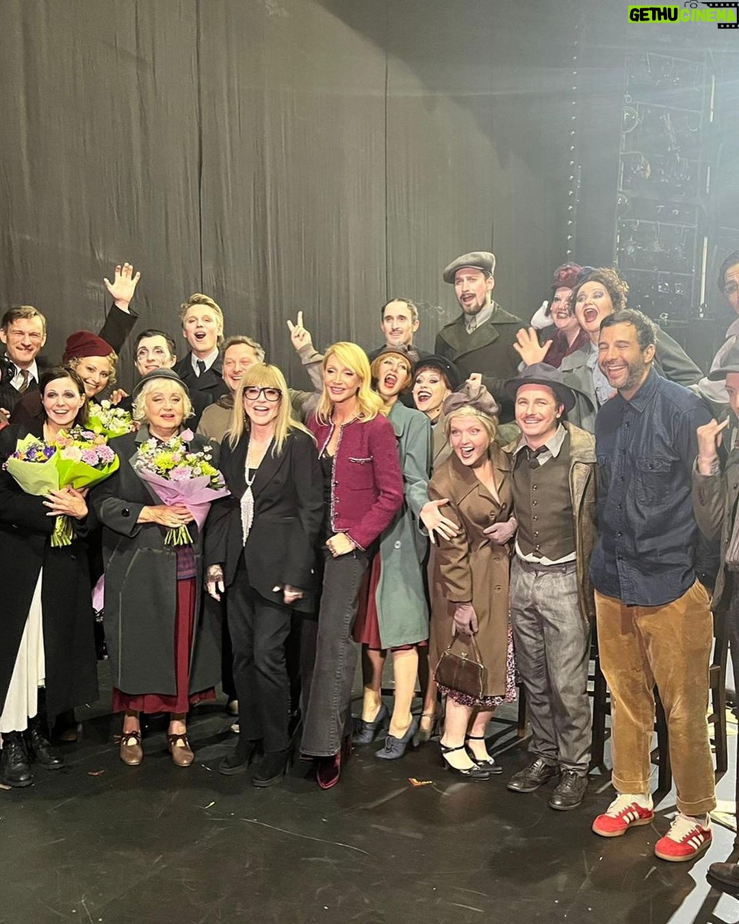 Kristina Orbakayte Instagram - Премьера!! Встреча с талантливыми людьми - всегда огромное счастье! Браво, Кабаре👏 @episarev 👏 @theatreofnations 👏 Театр Наций