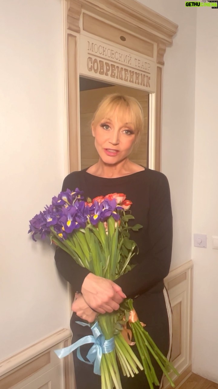 Kristina Orbakayte Instagram - Завершился мой четвёртый театральный сезон в «Современнике» 🎭 Мы с @kirill_safonov прожили эти 4 счастливых Года вместе с нашими любимыми зрителями ❤️ 👏 #кристинаорбакайте #двоенакачелях #театрсовременник