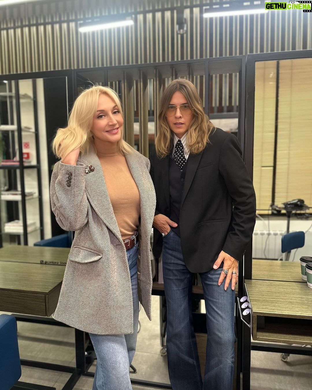 Kristina Orbakayte Instagram - Гармония дружбы - это ли не счастье 🕊️❤️✌️ @vladislavlisovets @contora_lisovets Парикмахерская Контора Vladislav.Lisovets