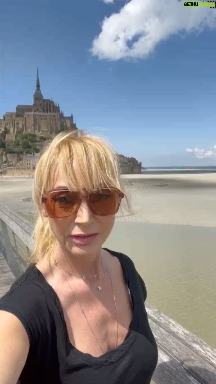 Kristina Orbakayte Instagram - Аббатство на горе Архангела Михаила-это настоящее чудо света! 🏰 #кристинаорбакайте #montsaintmichel