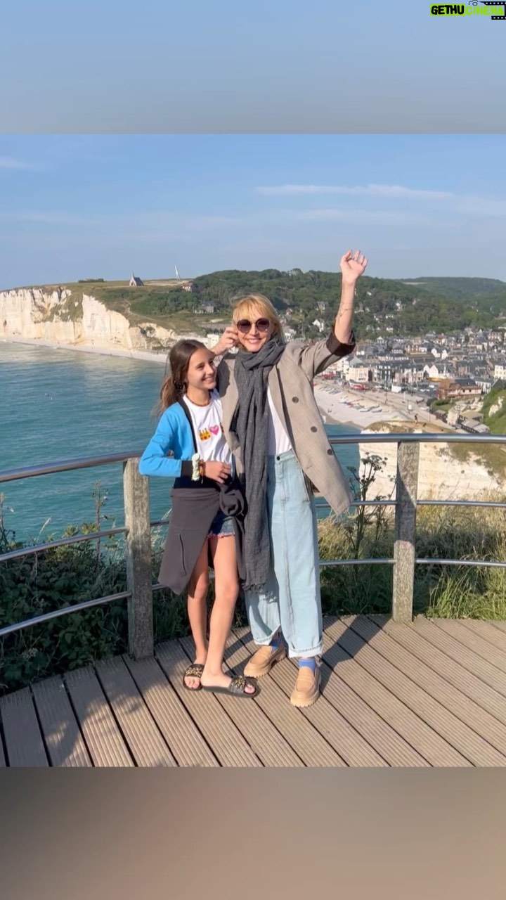 Kristina Orbakayte Instagram - Наша жизнь-это большое путешествие! Столько интересного и неизведанного. Даже в каникулы не сидим на месте! #кристинаорбакайте #клавдияземцова 🇫🇷❤️🇷🇺 Plage de Honfleur