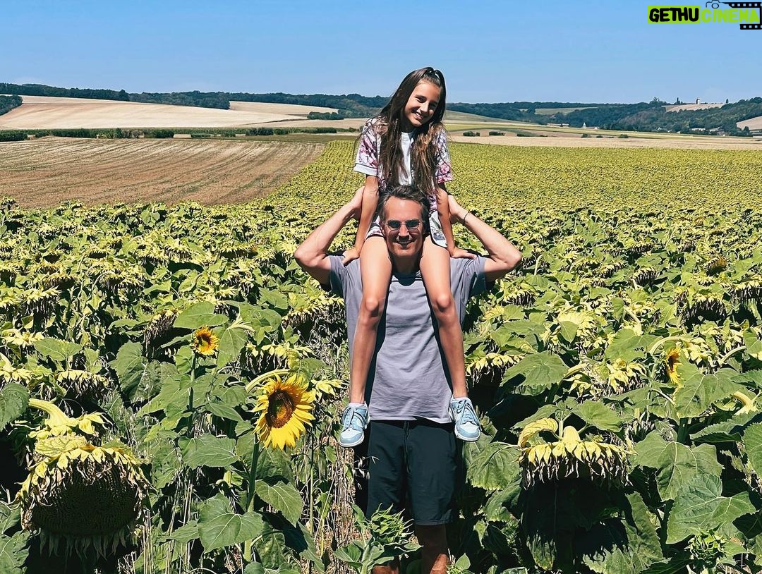 Kristina Orbakayte Instagram - Просто лето и мы! 🌻👨👩👧☀️#кристинаорбакайте #слюбовьювдуше