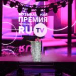 Kristina Orbakayte Instagram - Вчера в @ crocuscityhall состоялась 11 Русская музыкальная премия @ru_tv Мы с Клавочкой❤️ победили в номинации «Связь поколений» за клип на песню «Сон во сне» Спасибо всем за любовь🕊 Мои образы @julia_day_ @alexandrhagen 💃 Crocus City Hall