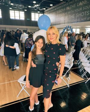 Kristina Orbakayte Instagram - Сегодня Клавочка закончила 5 класс, что в Америке означает переход из начальной школы в среднюю! Здесь этому придают очень много значения-первый выпускной 🕊️ Всех с Днём Защиты Детей, мирного неба над головой 🙏❤️ #кристинаорбакайте #деньзащитыдетей