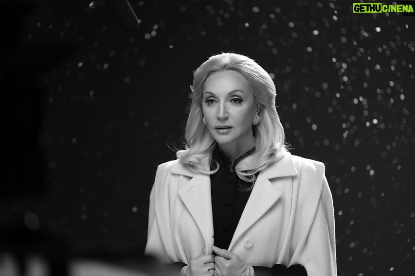 Kristina Orbakayte Instagram - Погружение в праздничную атмосферу с французским шиком произойдет уже 28 декабря, с выходом музыкальной кинофантазии «Я тебя люблю — Je t’aime» на @kion.ru 🎬🎼