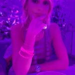 Kristina Orbakayte Instagram - «…Под неоновым светом. Там…» #кристинаорбакайте #миррозовыхкукол 🌸💜