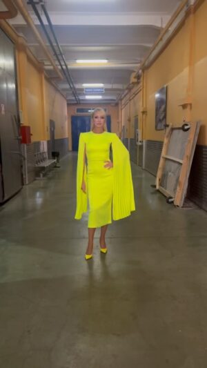 Kristina Orbakayte Instagram - Завтра, в 21:30 встречаемся в программе «Дуэты». Вас ждёт  только живой звук и яркие эмоции @weitmedia #кристинаорбакайте #дуэты