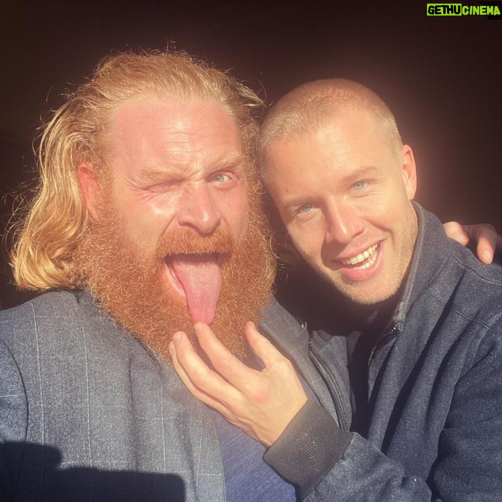 Kristofer Hivju Instagram - Together with the brilliant comedian, @hermanflesvig I’m part of a personelized shortfilm for @nrktvaksjonen - raising money for @plannorge to stop child marriage. - Anyone who signs up as a collector #bøssebærer gets a film made especially for them! #sees.io Sign up to day #blimed.no Link in bio! #barnikkebrud @kringlefilm @pernillesoerlie