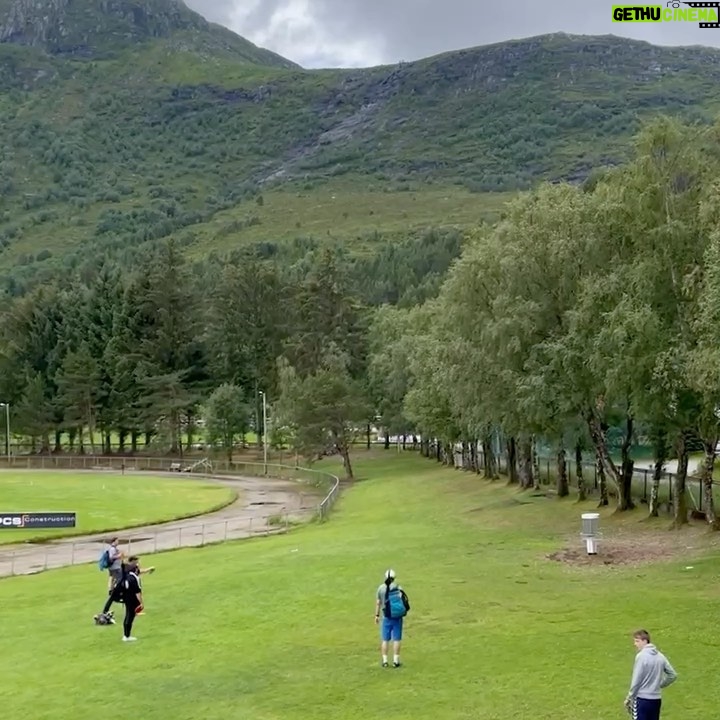 Kristofer Hivju Instagram - Putting for birdie on hole 18🔥 Competes for the longest putt🏆 Sponsed by #bauhaus Ps. Still many players to go😜 @bauhaussverige @pcs_sulaopen @innovadiscs @innovanorge #teaminnova