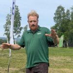 Kristofer Hivju Instagram - APPELL TIL DEN NORSKE DISKGOLF-FAMILIEN! I morgen er en svær dag for norsk diskgolf. En historisk dag. Og du kan være med å gjøre den enda større! La oss vise frem Norges nye folkesport ved å fylle fairwayene under NM i Selbu med et engasjert publikum. Ta med dere venner og familie, introdusér dem for verdens fineste aktivitet å gjøre sammen. Ring tanta di i Sør-Trøndelag og be henne ta med naboene. Og hvis du ikke kommer vekk fra jobb eller vet at du ikke rekker frem til Årsøya i tide: ring på alle call-ringeklokkene i blokka og naboblokkene og be dem skru på NRK fra kl. 16.00. Sett på sendinga for alle som jobber overtid på kontoret, og skru på alle tvene i huset! Bruk kreativiteten! Nå har vi muligheten til å vise Norge sporten vi er så glad i, og vise NRK at diskgolf på tv er noe å satse på! Hva med å begynne med å dele Hivjus appell på klubbsida di og til venner, og så ser vi hva vi kan få til sammen? 🫶🏻