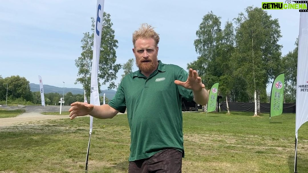 Kristofer Hivju Instagram - APPELL TIL DEN NORSKE DISKGOLF-FAMILIEN! I morgen er en svær dag for norsk diskgolf. En historisk dag. Og du kan være med å gjøre den enda større! La oss vise frem Norges nye folkesport ved å fylle fairwayene under NM i Selbu med et engasjert publikum. Ta med dere venner og familie, introdusér dem for verdens fineste aktivitet å gjøre sammen. Ring tanta di i Sør-Trøndelag og be henne ta med naboene. Og hvis du ikke kommer vekk fra jobb eller vet at du ikke rekker frem til Årsøya i tide: ring på alle call-ringeklokkene i blokka og naboblokkene og be dem skru på NRK fra kl. 16.00. Sett på sendinga for alle som jobber overtid på kontoret, og skru på alle tvene i huset! Bruk kreativiteten! Nå har vi muligheten til å vise Norge sporten vi er så glad i, og vise NRK at diskgolf på tv er noe å satse på! Hva med å begynne med å dele Hivjus appell på klubbsida di og til venner, og så ser vi hva vi kan få til sammen? 🫶🏻