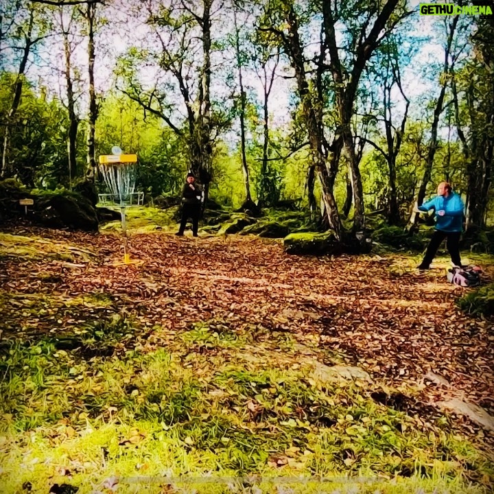 Kristofer Hivju Instagram - When you miss a putt 🤯 And how it should have been done! Brilliant played by the Norwegian champ @knut_haaland 🏆 who won the #pcsopen tournament last weekend followed by the eminent players @peterlundedg and #stålehakstad Thanks to @innovadiscs and the superbly hosted by #jørangjelstenlufall @frisbee_1 and #sivertøverås @overaasfrisbeegolf Next years @pcs_sulaopen is going to be EPIC! #vassetdiskgolfpark @josteinhaaland #teaminnova #innovadiscs100k First video by #olemariusbårdsnes Øverås