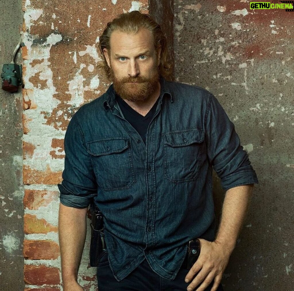 Kristofer Hivju Instagram - BECK «Undercover» is out now on @cmore ! Welcome to the show @itsmartinwallstrom Enjoy!👍