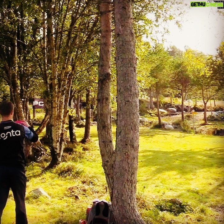 Kristofer Hivju Instagram - When you miss a putt 🤯 And how it should have been done! Brilliant played by the Norwegian champ @knut_haaland 🏆 who won the #pcsopen tournament last weekend followed by the eminent players @peterlundedg and #stålehakstad Thanks to @innovadiscs and the superbly hosted by #jørangjelstenlufall @frisbee_1 and #sivertøverås @overaasfrisbeegolf Next years @pcs_sulaopen is going to be EPIC! #vassetdiskgolfpark @josteinhaaland #teaminnova #innovadiscs100k First video by #olemariusbårdsnes Øverås