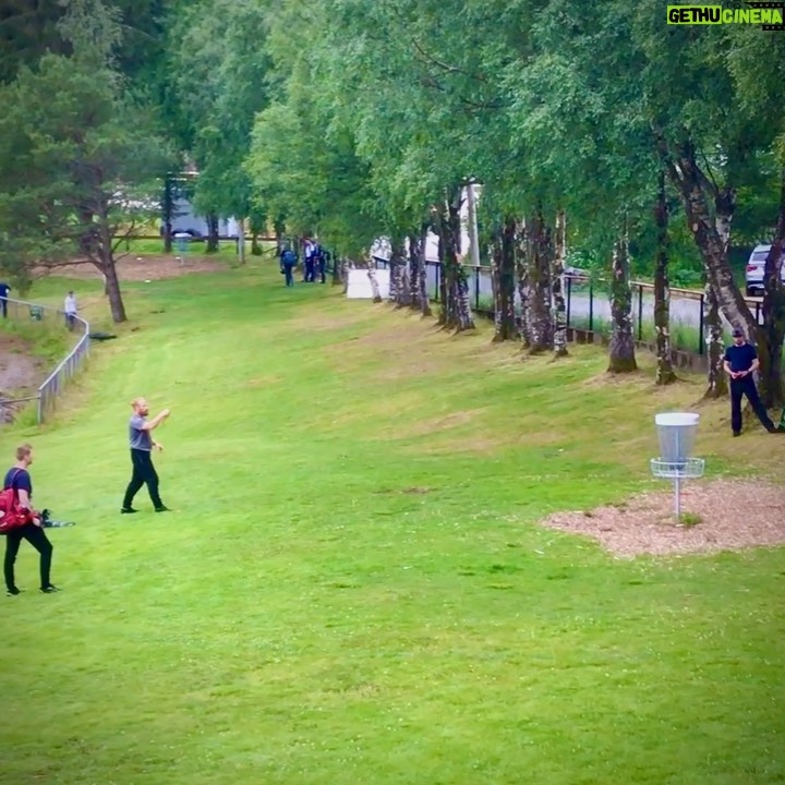 Kristofer Hivju Instagram - This is the joy this man felt about coming second to last in the tournament:-) It’s just like when Rocky Balboa completed twelve rounds against Apollo Creed. This is a world historical sporting moment. #mostfunwins @sulaopen Norway Discgolf Cup #vassetdiskgolfpark Video: Siv Marita Sandermoen Øwre Photo: @josteinhaaland Thanks to @innovadiscs Vassetvatnet