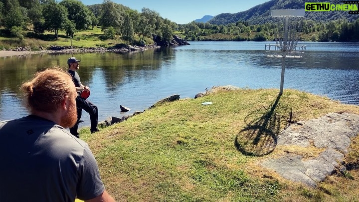 Kristofer Hivju Instagram - Some throw with skills, I throw with emotions- and it does not work:-) Day 2 #sulaopen Video by the standing Israeli champion @josteinhaaland Ps. Ace- competition (hole in one) today at 20.00🏆#vassetdiskgolfpark #sula #norway Vassetvatnet