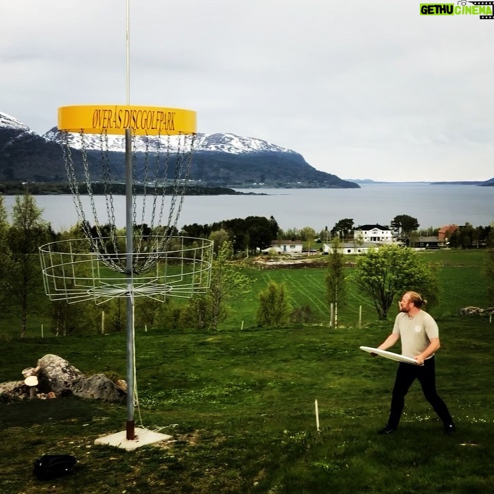 Kristofer Hivju Instagram - GIANT DISCGOLF! @paul_mcbeth Start training! Thank you @overaasfrisbeegolf for a great day at your fantastic course! #overaasfrisbee And @josteinhaaland My discgolf- guru! #pcsopen #worldslargestbasket #discgolf #frisbeegolfnorge @innovadiscs