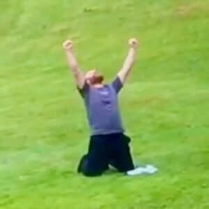 Kristofer Hivju Instagram - This is the joy this man felt about coming second to last in the tournament:-) It’s just like when Rocky Balboa completed twelve rounds against Apollo Creed. This is a world historical sporting moment. #mostfunwins @sulaopen Norway Discgolf Cup #vassetdiskgolfpark Video: Siv Marita Sandermoen Øwre Photo: @josteinhaaland Thanks to @innovadiscs
