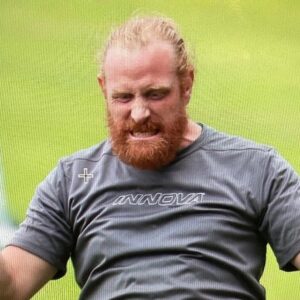 Kristofer Hivju Instagram - This is the joy this man felt about coming second to last in the tournament:-) It’s just like when Rocky Balboa completed twelve rounds against Apollo Creed. This is a world historical sporting moment. #mostfunwins @sulaopen Norway Discgolf Cup #vassetdiskgolfpark Video: Siv Marita Sandermoen Øwre Photo: @josteinhaaland Thanks to @innovadiscs