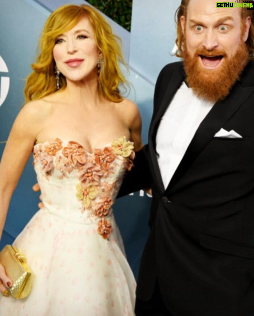 Kristofer Hivju Instagram - Great night at the #sagawards #sagawards2020 ! 🙌🏻 An honor to be nominated - congrats to the winners! @grymolvaerhivju ‘s beautiful dress by @oveharderfinseth Toxido by my long time partners @riccovero_man Thank you to our hairmaster @svetlanahairstailist @sistemohikaner and @ellaguthus Homage to my agencies @panoramaagency and @unitedtalent Jewelry from @katehermansen and @carolinesvedbom Grooming @christinadetroit Thanks to @bellebijouxnorway #gameofthrones #riccovero #ad #sagaftra The Shrine Auditorium