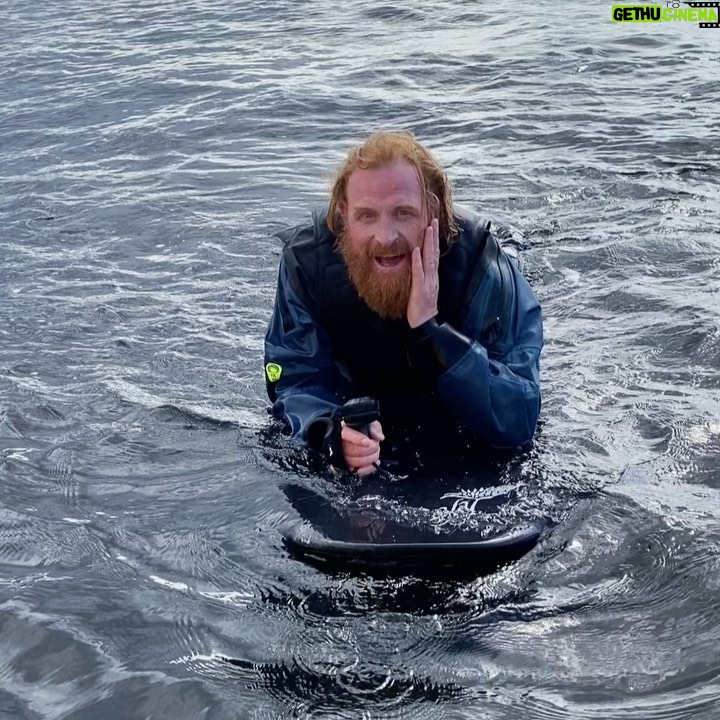 Kristofer Hivju Instagram - Love my new toy🏄🏼♂️ An amazing feeling to foil- fly✨ Thanks to @norwegianefoilcompany for teaching me the basics! Check out link in bio Efoils.no @liftfoils #foil @liftfoils #lift #ad